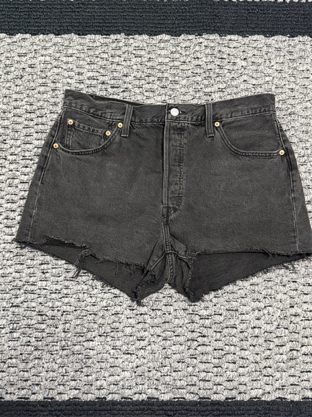 Levi’s 501 Denim Shorts Women’s 33 Cutoff Button Fly Raw Hem Casual Distressed